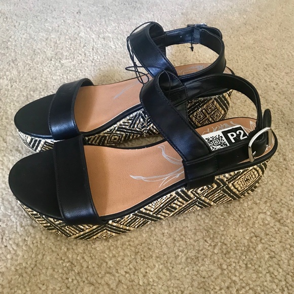 🔥2 x $25🔥DV “Brynn” tribal print platform sandal - Picture 2 of 6